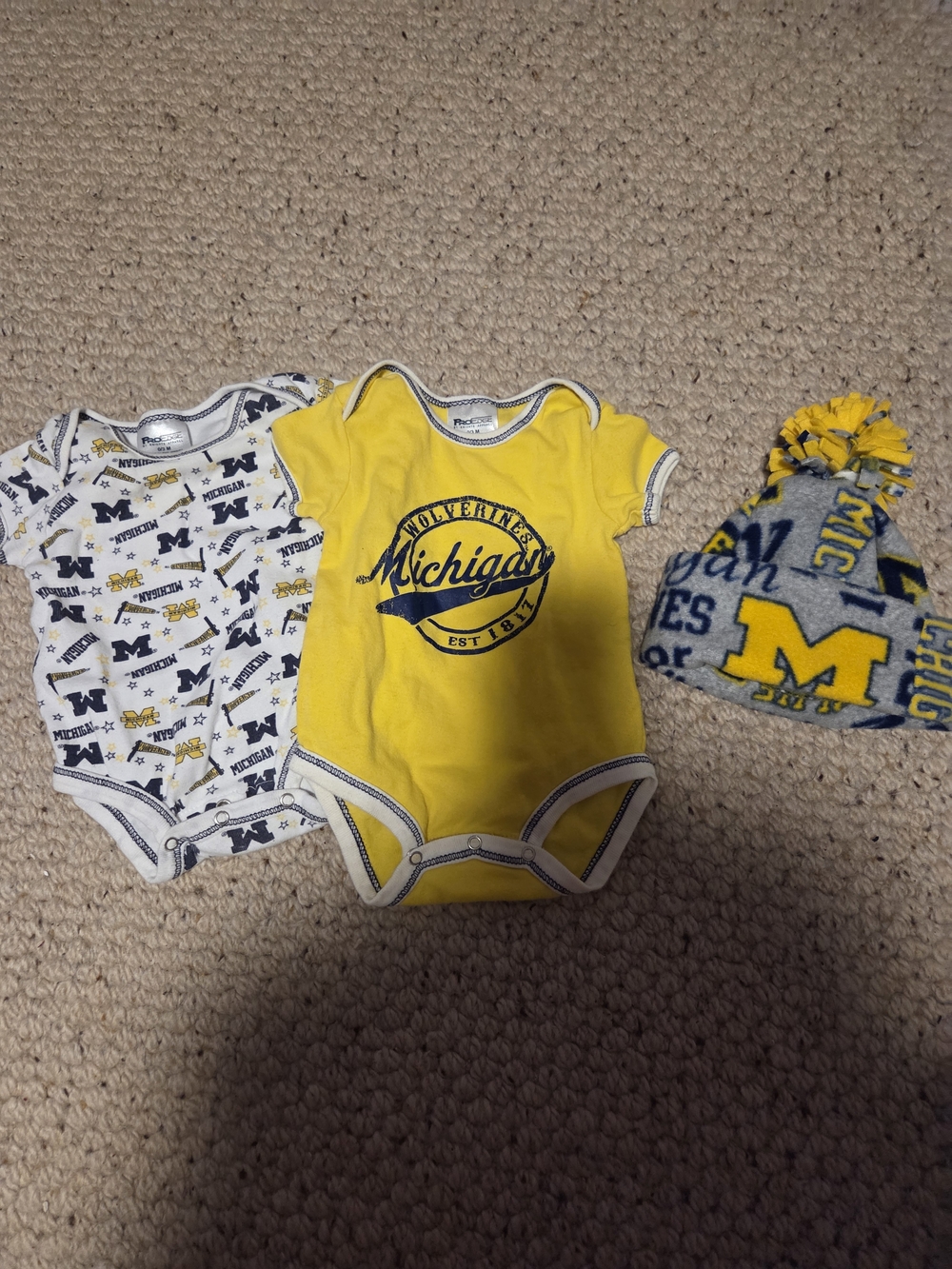 Michigan Wolverines Baby Bodysuit and Beanie
